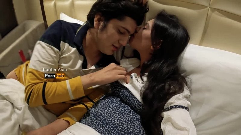 🎬 Hunter Asia Bangla Girl ayant des relations sexuelles romantiques avec des vêtements sur du porno de sexe romantique indien