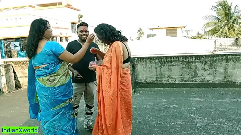 Chico tamil de 18 años follando con dos hermosas bhabhis milf juntas en el festival holi