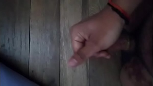 Der Kerl, der allein zu Hause ist, massiert und masturbiert seinen dicken Schwanz und spritzt ab