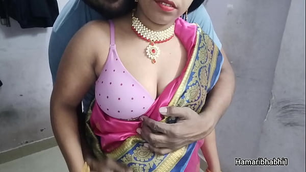 Indian desi wife took off her saree and inserted his dick into her ass.