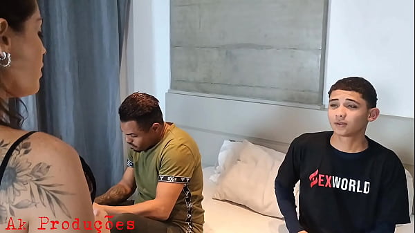 Me desperté a tomar agua y vi a la mamá de mi amigo masturbándose, no pude evitarlo, me comí a su mamá.