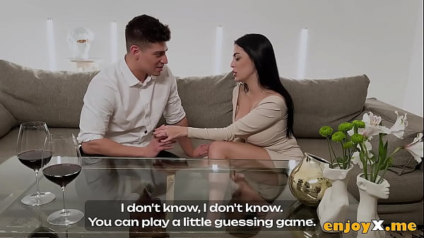 Sapphire Astreas enger, dunkelhaariger Arsch salutiert mit offenen Armen dem großen Schwanz von Jacomrades Sohn Carrera, was zu einer dampfenden HD-XXX-Porno-Session führt!