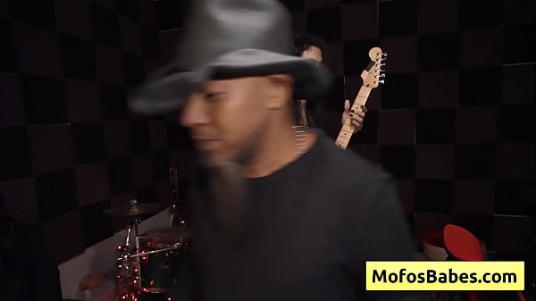 性感天然巨乳黑发荡妇操摇滚乐队的工程师 - Nia Bleu、Brett Maker