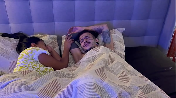 Mi scopo il marito della mia amica mentre lei ha sonno