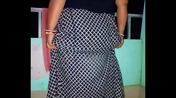 印度大胆的妻子在酒店草坪裸体大胆的 MOU Bhabi |德西电枢